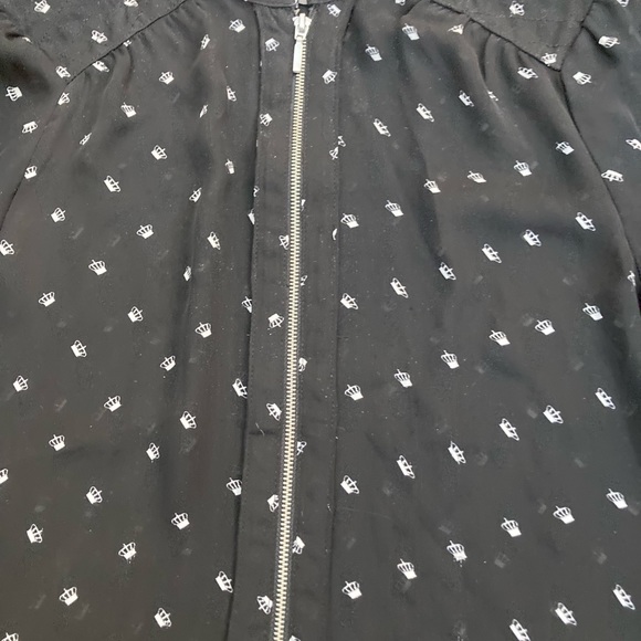 *Free with purchase!* Dynamite Blouse - Picture 3 of 9